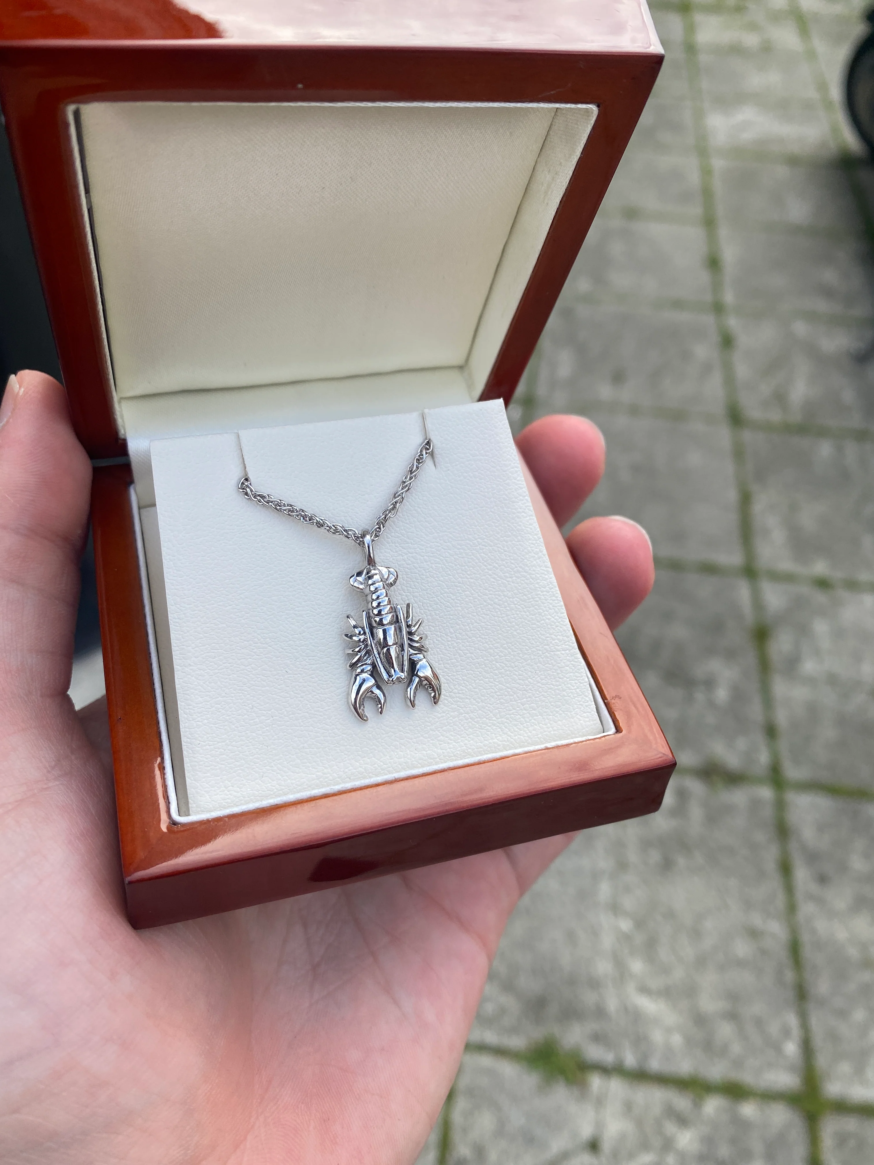 Lobster Necklace (18ct White Gold) - Image 3
