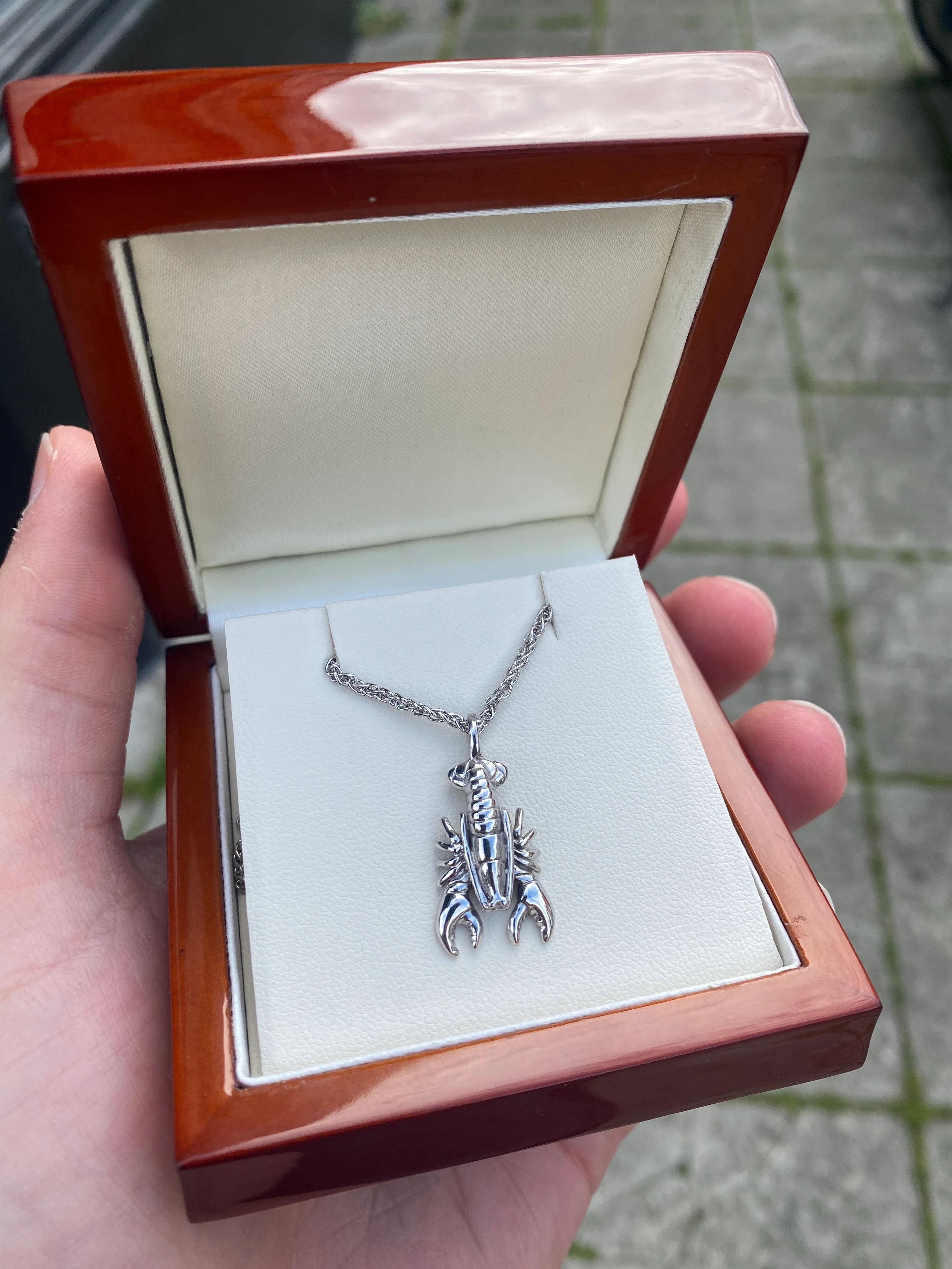 Lobster Necklace (18ct White Gold) - Image 4